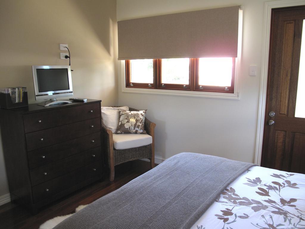 Jacaranda Creek Farmstay And B&B Sunshine Coast Room photo