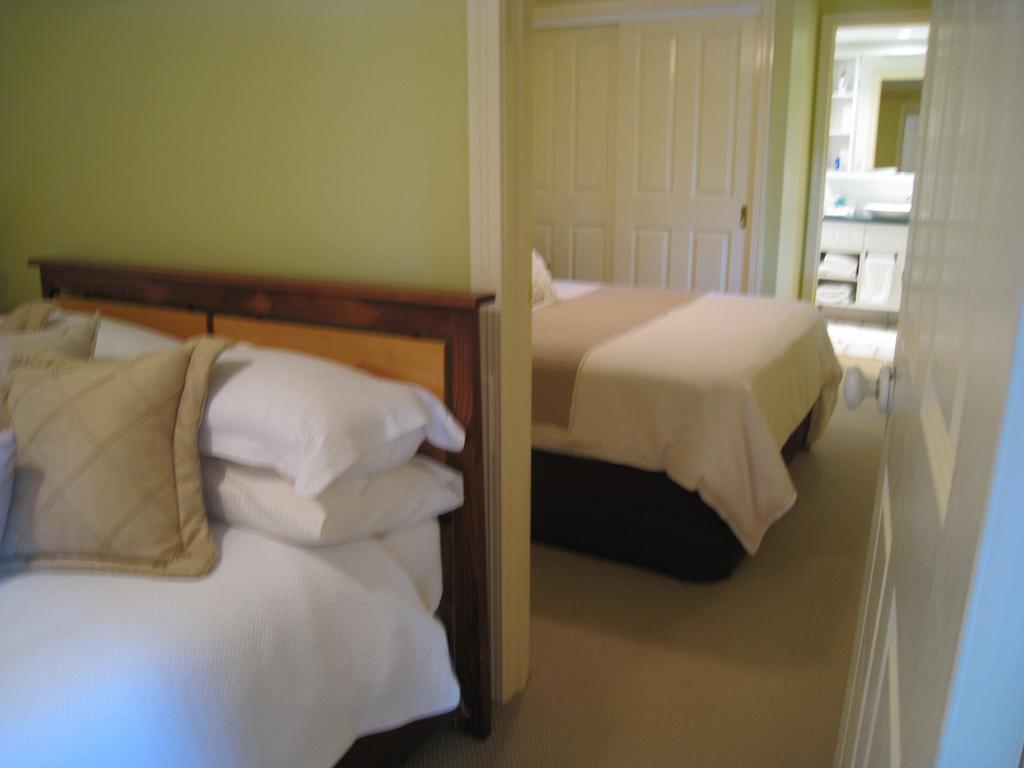 Jacaranda Creek Farmstay And B&B Sunshine Coast Room photo