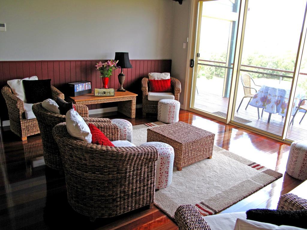 Jacaranda Creek Farmstay And B&B Sunshine Coast Room photo