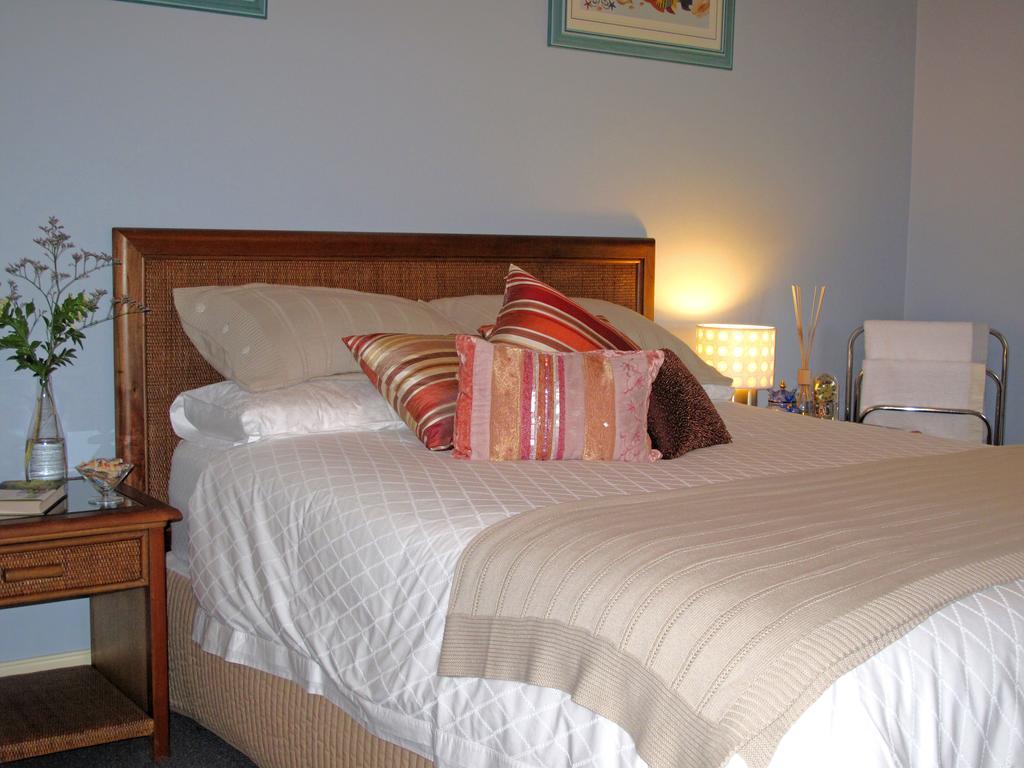 Jacaranda Creek Farmstay And B&B Sunshine Coast Room photo