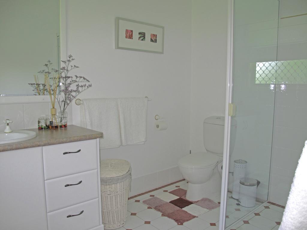 Jacaranda Creek Farmstay And B&B Sunshine Coast Room photo