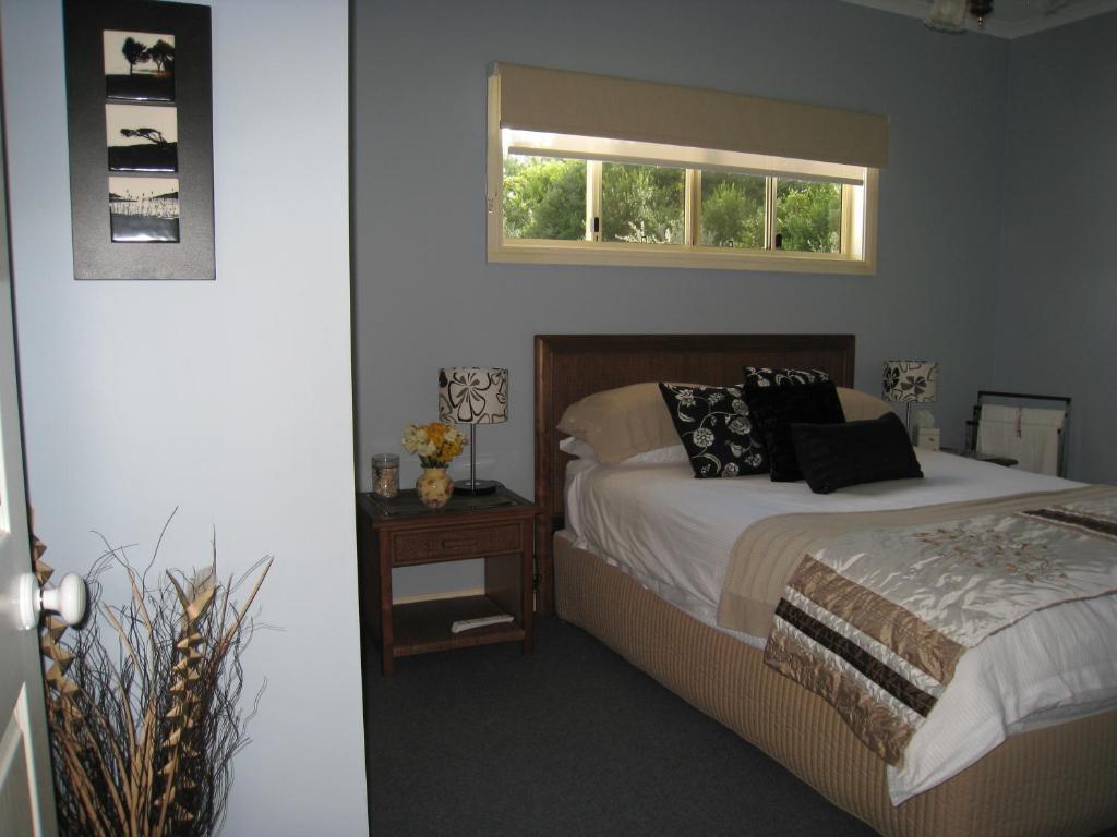 Jacaranda Creek Farmstay And B&B Sunshine Coast Room photo