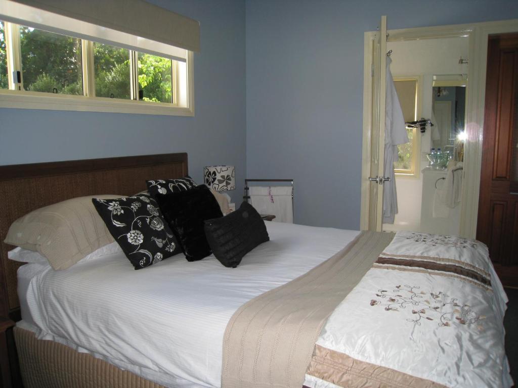 Jacaranda Creek Farmstay And B&B Sunshine Coast Room photo